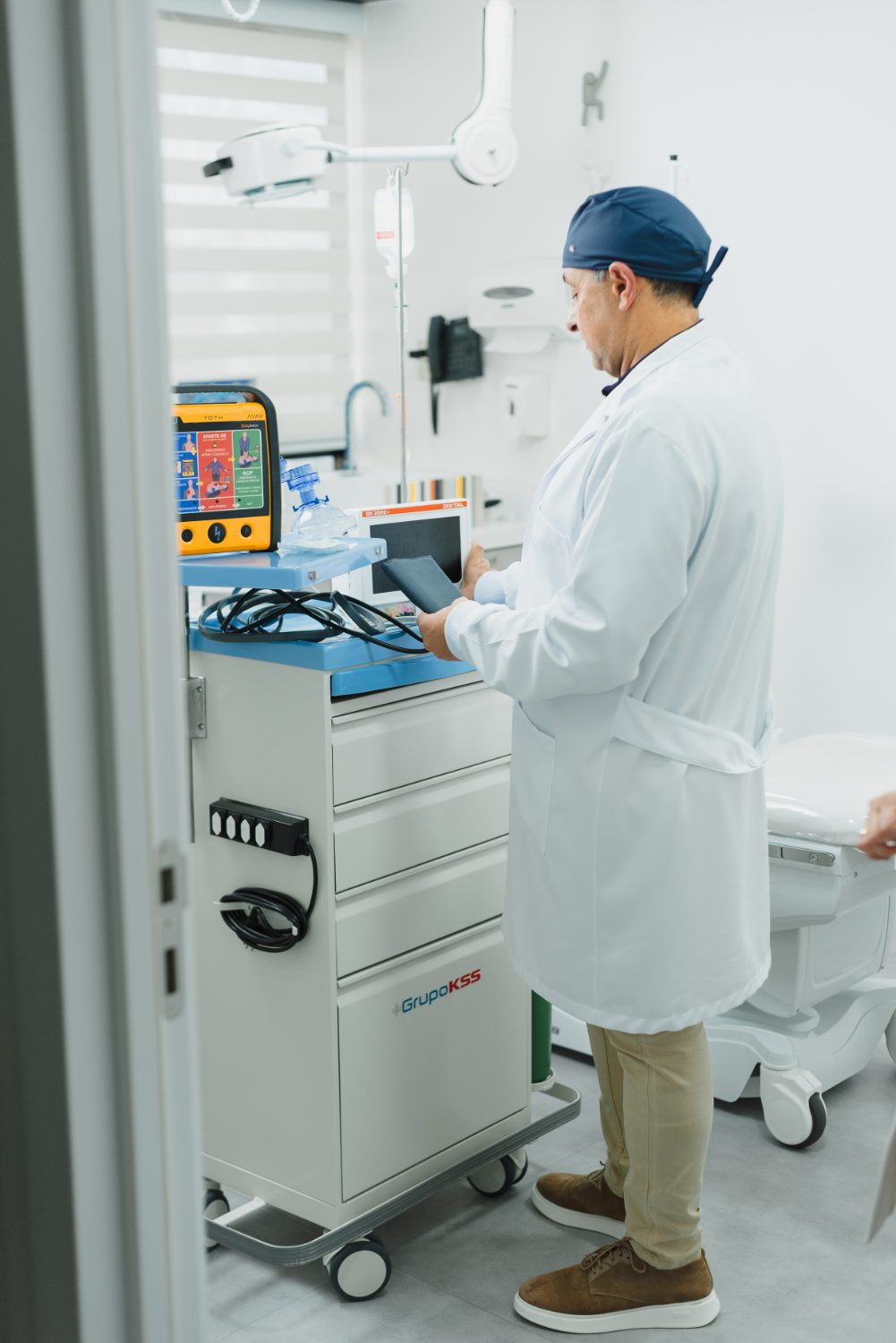 Anestesiologista da M2A operando o monitor multiparamétrico