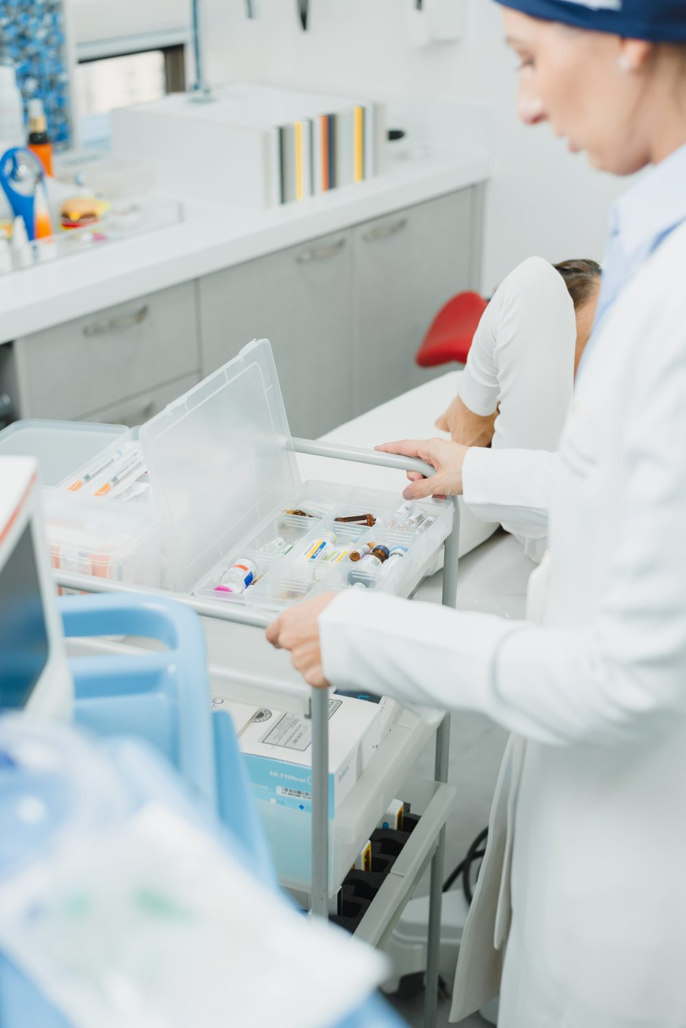 Equipe da M2A organizando insumos e medicação